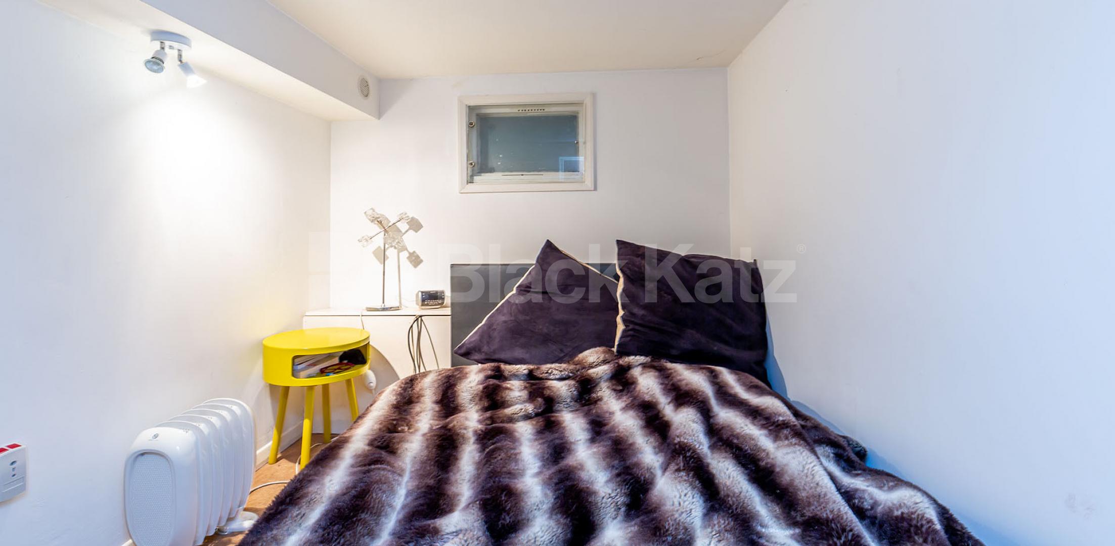 Spacious studio minutes to Camden Tube & Regents Park Arlington Road, Camden